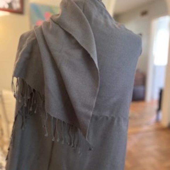 Neiman Marcus GORGEOUS GRAY SHAWL/WRAP EUC - Picture 3 of 6